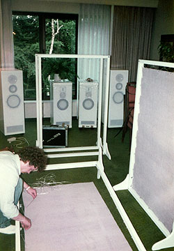 Highend 1983: Heiner Braun beim Aufbau der Absorberstellwände R B HE 3